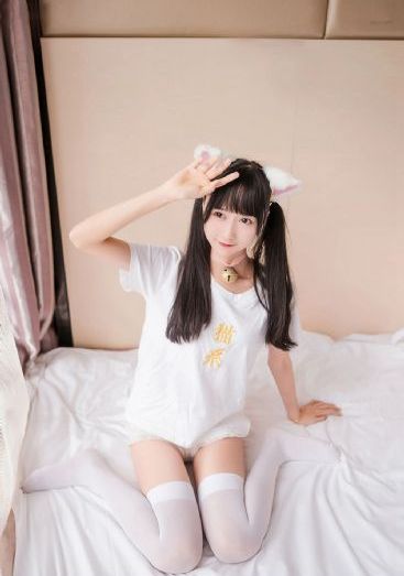 两男吮着她的花蒂尿在线观看